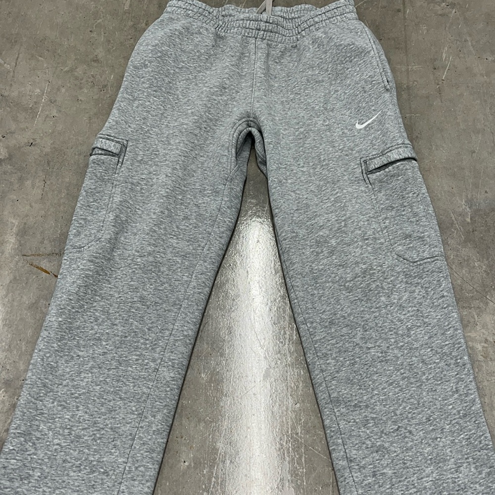 **SOLD** Men’s Medium Nike Thick Gray Cargo Sweats w/White Embroidered Nike - Picture 2 of 9